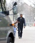 Amsterdam 25 april 2013
Frank Rijkaard met zijn vrouw en zoon bij hun nieuwe huis aan het vondelpark.
Peter Smulders bv