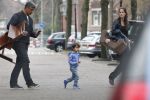 Amsterdam 25 april 2013
Frank Rijkaard met zijn vrouw en zoon bij hun nieuwe huis aan het vondelpark.
Peter Smulders bv
