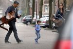 Amsterdam 25 april 2013
Frank Rijkaard met zijn vrouw en zoon bij hun nieuwe huis aan het vondelpark.
Peter Smulders bv