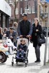 Amsterdam 10 mei 2013
Frank Rijkaard aan het winkelen /wandelen met zijn vrouw Stephanie zoon en schoonmoeder in de cornelis schuytstraat en het vondelpark.
Peter Smulders bv