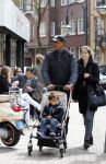 Amsterdam 10 mei 2013
Frank Rijkaard aan het winkelen /wandelen met zijn vrouw Stephanie zoon en schoonmoeder in de cornelis schuytstraat en het vondelpark.
Peter Smulders bv