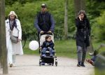 Amsterdam 10 mei 2013
Frank Rijkaard aan het winkelen /wandelen met zijn vrouw Stephanie zoon en schoonmoeder in de cornelis schuytstraat en het vondelpark.
Peter Smulders bv
