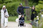 Amsterdam 10 mei 2013
Frank Rijkaard aan het winkelen /wandelen met zijn vrouw Stephanie zoon en schoonmoeder in de cornelis schuytstraat en het vondelpark.
Peter Smulders bv