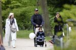 Amsterdam 10 mei 2013
Frank Rijkaard aan het winkelen /wandelen met zijn vrouw Stephanie zoon en schoonmoeder in de cornelis schuytstraat en het vondelpark.
Peter Smulders bv