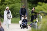 Amsterdam 10 mei 2013
Frank Rijkaard aan het winkelen /wandelen met zijn vrouw Stephanie zoon en schoonmoeder in de cornelis schuytstraat en het vondelpark.
Peter Smulders bv