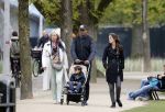 Amsterdam 10 mei 2013
Frank Rijkaard aan het winkelen /wandelen met zijn vrouw Stephanie zoon en schoonmoeder in de cornelis schuytstraat en het vondelpark.
Peter Smulders bv