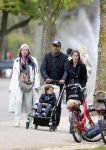 Amsterdam 10 mei 2013
Frank Rijkaard aan het winkelen /wandelen met zijn vrouw Stephanie zoon en schoonmoeder in de cornelis schuytstraat en het vondelpark.
Peter Smulders bv