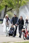 Amsterdam 10 mei 2013
Frank Rijkaard aan het winkelen /wandelen met zijn vrouw Stephanie zoon en schoonmoeder in de cornelis schuytstraat en het vondelpark.
Peter Smulders bv
