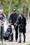 Amsterdam 10 mei 2013
Frank Rijkaard aan het winkelen /wandelen met zijn vrouw Stephanie zoon en schoonmoeder in de cornelis schuytstraat en het vondelpark.
Peter Smulders bv