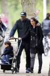 Amsterdam 10 mei 2013
Frank Rijkaard aan het winkelen /wandelen met zijn vrouw Stephanie zoon en schoonmoeder in de cornelis schuytstraat en het vondelpark.
Peter Smulders bv