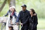 Amsterdam 10 mei 2013
Frank Rijkaard aan het winkelen /wandelen met zijn vrouw Stephanie zoon en schoonmoeder in de cornelis schuytstraat en het vondelpark.
Peter Smulders bv