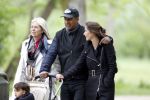 Amsterdam 10 mei 2013
Frank Rijkaard aan het winkelen /wandelen met zijn vrouw Stephanie zoon en schoonmoeder in de cornelis schuytstraat en het vondelpark.
Peter Smulders bv