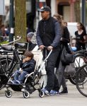 Amsterdam 10 mei 2013
Frank Rijkaard aan het winkelen /wandelen met zijn vrouw Stephanie zoon en schoonmoeder in de cornelis schuytstraat en het vondelpark.
Peter Smulders bv