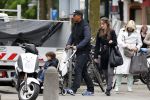 Amsterdam 10 mei 2013
Frank Rijkaard aan het winkelen /wandelen met zijn vrouw Stephanie zoon en schoonmoeder in de cornelis schuytstraat en het vondelpark.
Peter Smulders bv