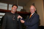 Aalsmeer 26 april 2013
Gerard Joling krijgt uit handen van de burgemeester van Aalsmeer een koninklijke onderscheiding (lintje)
Peter Smulders bv