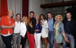 Aalsmeer 26 april 2013
Gerard Joling krijgt uit handen van de burgemeester van Aalsmeer een koninklijke onderscheiding (lintje). Gerard met irene Moors Karin Bloemen Patty Brard Remco v Westerlo Jeroen v d Boom Danny de Munk en zijn moeder
Peter Smulders bv