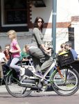 Amsterdam 24 april 2013
Isa Hoes met dochter op fiets.
Peter Smulders bv