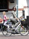 Amsterdam 24 april 2013
Isa Hoes met dochter op fiets.
Peter Smulders bv