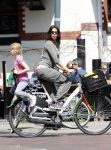 Amsterdam 24 april 2013
Isa Hoes met dochter op fiets.
Peter Smulders bv