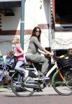 Amsterdam 24 april 2013
Isa Hoes met dochter op fiets.
Peter Smulders bv