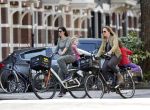 Amsterdam 24 april 2013
Isa Hoes met dochter op fiets.
Peter Smulders bv