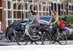 Amsterdam 24 april 2013
Isa Hoes met dochter op fiets.
Peter Smulders bv