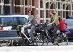 Amsterdam 24 april 2013
Isa Hoes met dochter op fiets.
Peter Smulders bv