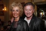 Volendam 22 april 2013
Linda de Mol reikt de eerse l Homo uit aan Johannes Rypma die op de cover staat. De presentatie was in hotel Spaander. Jan Keizer en Annie Schilder
Peter Smulders bv