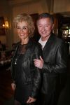 Volendam 22 april 2013
Linda de Mol reikt de eerse l Homo uit aan Johannes Rypma die op de cover staat. De presentatie was in hotel Spaander. Jan Keizer en Annie Schilder
Peter Smulders bv