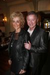 Volendam 22 april 2013
Linda de Mol reikt de eerse l Homo uit aan Johannes Rypma die op de cover staat. De presentatie was in hotel Spaander. Jan Keizer en Annie Schilder
Peter Smulders bv