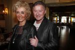 Volendam 22 april 2013
Linda de Mol reikt de eerse l Homo uit aan Johannes Rypma die op de cover staat. De presentatie was in hotel Spaander. Jan Keizer en Annie Schilder
Peter Smulders bv
