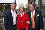 Aalsmeer 26 april 2013
Gerard Joling krijgt uit handen van de burgemeester van Aalsmeer een koninklijke onderscheiding (lintje). Jan v Doorn met zijn vrouw Loes en de trainer van Gerard
Peter Smulders bv