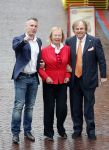 Aalsmeer 26 april 2013
Gerard Joling krijgt uit handen van de burgemeester van Aalsmeer een koninklijke onderscheiding (lintje). Jan v Doorn met zijn vrouw Loes en de trainer van Gerard
Peter Smulders bv
