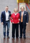 Aalsmeer 26 april 2013
Gerard Joling krijgt uit handen van de burgemeester van Aalsmeer een koninklijke onderscheiding (lintje). Jan v Doorn met zijn vrouw Loes en de trainer van Gerard
Peter Smulders bv