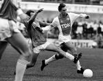 Amsterdam AJAX-PSV, eindstand 5-2
Johan Cruyff in duel met Willy v d Kerkhof


PETER SMULDERS BV