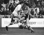 1979 Huub Stevens in duel met Johan Cruyff