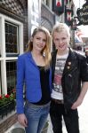 Volendam 22 april 2013
Linda de Mol reikt de eerse l Homo uit aan Johannes Rypma die op de cover staat. De presentatie was in hotel Spaander. Johannes met vriendin
Peter Smulders bv