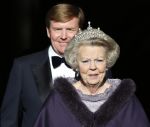 Amsterdam, 29 April 2013
Vertrek Kon. familie vanuit Paleis op de Dam naar het diner in het Rijksmuseum
Koningin Beatrix met Prins Willem Alexander en Prinses Maxima
Foto Peter Smulders BV