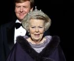 Amsterdam, 29 April 2013
Vertrek Kon. familie vanuit Paleis op de Dam naar het diner in het Rijksmuseum
Koningin Beatrix met Prins Willem Alexander en Prinses Maxima
Foto Peter Smulders BV