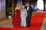 Amsterdam, 29 April 2013
Vertrek Kon. familie vanuit Paleis op de Dam naar het diner in het Rijksmuseum
Koningin Beatrix met Prins Willem Alexander en Prinses Maxima
Foto Peter Smulders BV