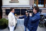 Amsterdam, 15 Mei 2013 In het Conservatorium Hotel vierde Leco Zadelhoff zijn 45ste verjaardag en 25 jaar in het vak.
Leco v Zadelhoff wordt geintervieuwd
Foto Peter Smulders BV
