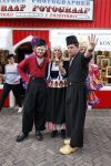 Volendam 22 april 2013
Linda de Mol reikt de eerse l Homo uit aan Johannes Rypma die op de cover staat. De presentatie was in hotel Spaander. Johannes Linda en Cees Tol in volendammer kostuum
Peter Smulders bv