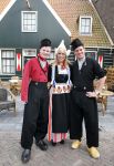 Volendam 22 april 2013
Linda de Mol reikt de eerse l Homo uit aan Johannes Rypma die op de cover staat. De presentatie was in hotel Spaander. Johannes Linda en Cees Tol in volendammer kostuum
Peter Smulders bv