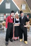 Volendam 22 april 2013
Linda de Mol reikt de eerse l Homo uit aan Johannes Rypma die op de cover staat. De presentatie was in hotel Spaander. Johannes Linda en Cees Tol in volendammer kostuum
Peter Smulders bv