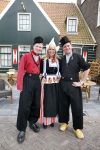Volendam 22 april 2013
Linda de Mol reikt de eerse l Homo uit aan Johannes Rypma die op de cover staat. De presentatie was in hotel Spaander. Johannes Linda en Cees Tol in volendammer kostuum
Peter Smulders bv