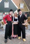 Volendam 22 april 2013
Linda de Mol reikt de eerse l Homo uit aan Johannes Rypma die op de cover staat. De presentatie was in hotel Spaander. Johannes Linda en Cees Tol in volendammer kostuum
Peter Smulders bv
