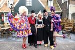 Volendam 22 april 2013
Linda de Mol reikt de eerse l Homo uit aan Johannes Rypma die op de cover staat. De presentatie was in hotel Spaander. Johannes Linda en Cees Tol in volendammer kostuum
Peter Smulders bv