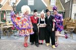 Volendam 22 april 2013
Linda de Mol reikt de eerse l Homo uit aan Johannes Rypma die op de cover staat. De presentatie was in hotel Spaander. Johannes Linda en Cees Tol in volendammer kostuum
Peter Smulders bv
