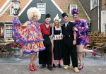 Volendam 22 april 2013
Linda de Mol reikt de eerse l Homo uit aan Johannes Rypma die op de cover staat. De presentatie was in hotel Spaander. Johannes Linda en Cees Tol in volendammer kostuum
Peter Smulders bv