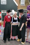 Volendam 22 april 2013
Linda de Mol reikt de eerse l Homo uit aan Johannes Rypma die op de cover staat. De presentatie was in hotel Spaander. Johannes Linda en Cees Tol in volendammer kostuum
Peter Smulders bv